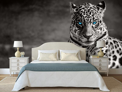 Леопард в ожидании в интерьере спальни