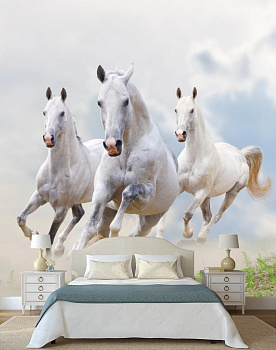 Белые лошади в интерьере спальни