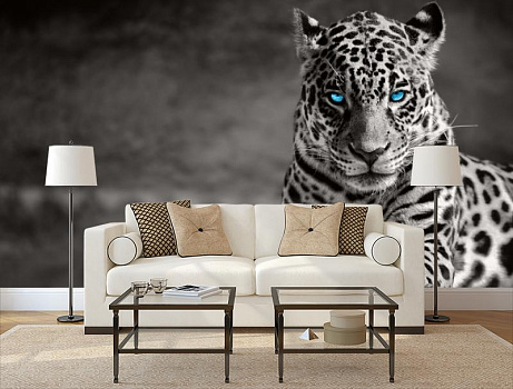 Леопард в ожидании в интерьере гостиной с диваном