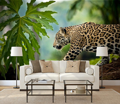 Леопард на охоте в интерьере гостиной с диваном