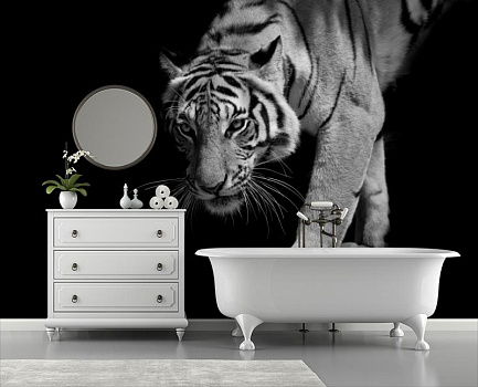 Тигр в ночи в интерьере ванной