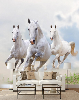 Белые лошади в интерьере гостиной с диваном