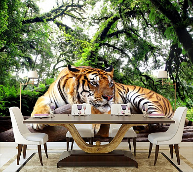 Тигр под деревом в интерьере кухни с большим столом