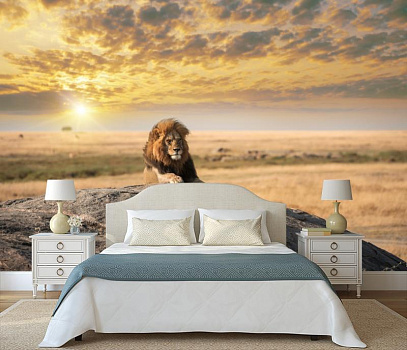 Лев на отдыхе в интерьере спальни