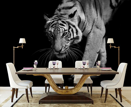 Тигр в ночи в интерьере кухни с большим столом
