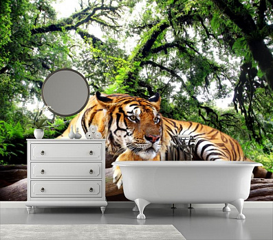 Тигр под деревом в интерьере ванной