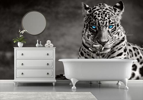 Леопард в ожидании в интерьере ванной