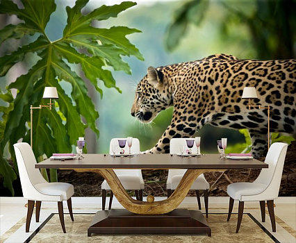 Леопард на охоте в интерьере кухни с большим столом